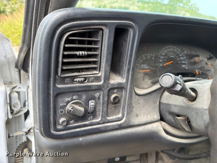 image for item FH6299 2005 Chevrolet Silverado 3500 utility bed pickup truck