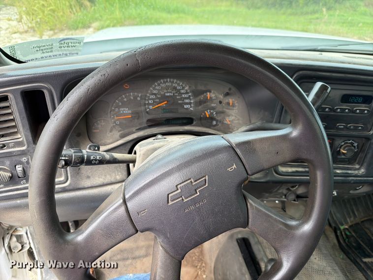 image for item FH6299 2005 Chevrolet Silverado 3500 utility bed pickup truck