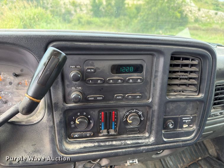 image for item FH6299 2005 Chevrolet Silverado 3500 utility bed pickup truck