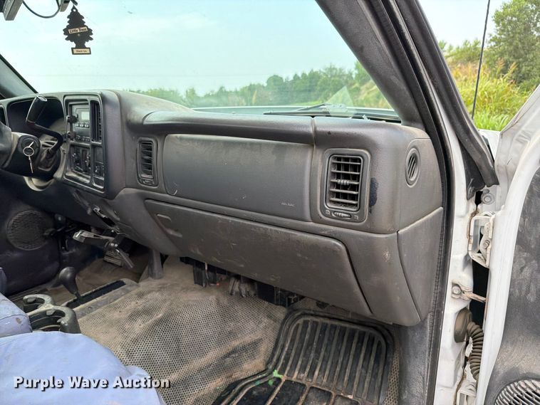 image for item FH6299 2005 Chevrolet Silverado 3500 utility bed pickup truck