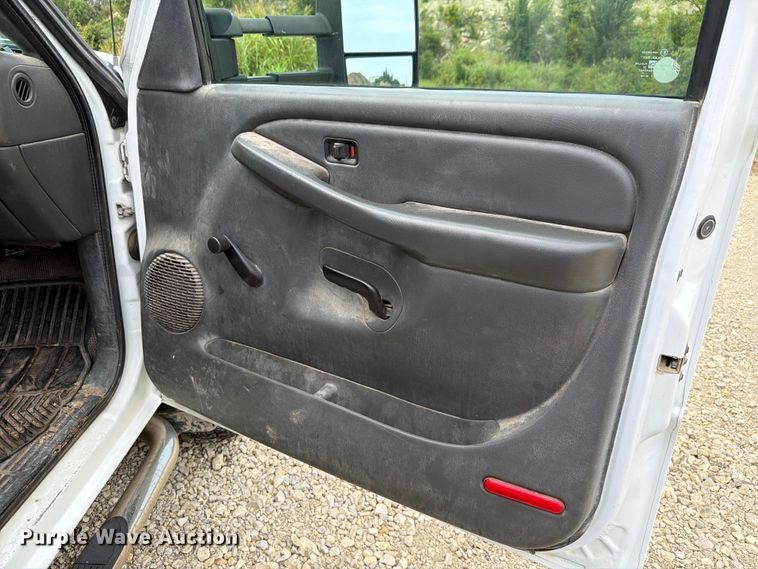 image for item FH6299 2005 Chevrolet Silverado 3500 utility bed pickup truck