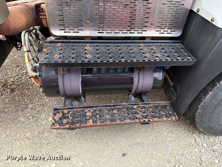 image for item FH6301 2012 International 7600 truck cab and chassis