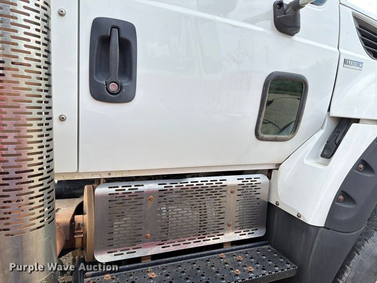 image for item FH6301 2012 International 7600 truck cab and chassis