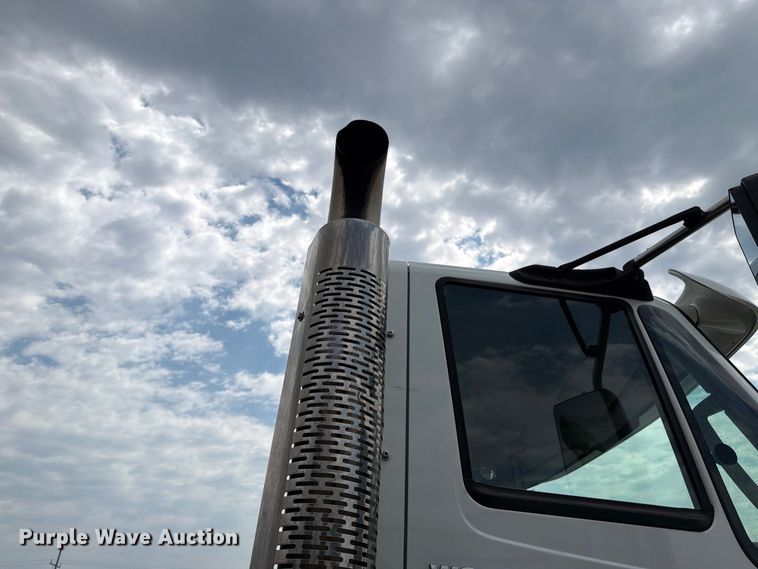 image for item FH6301 2012 International 7600 truck cab and chassis