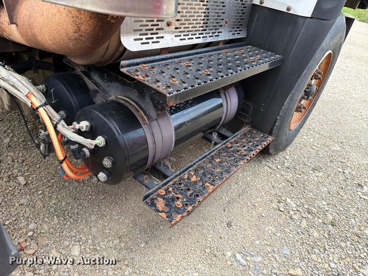 image for item FH6301 2012 International 7600 truck cab and chassis