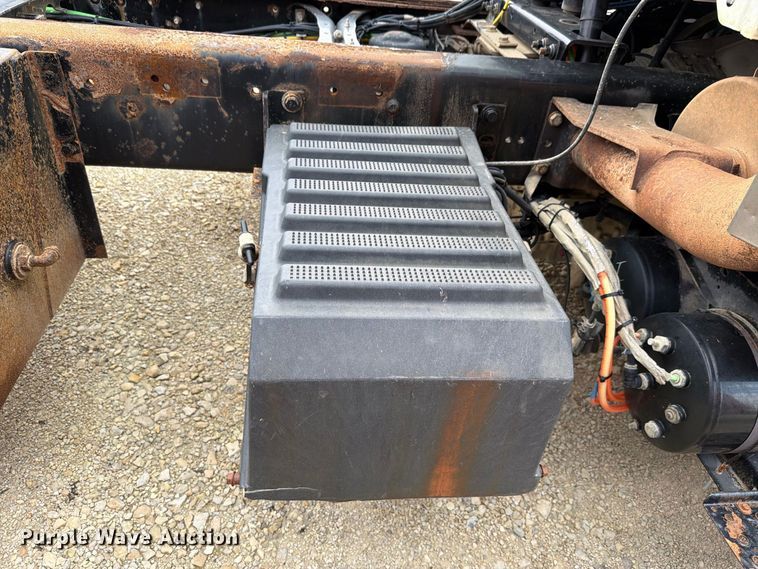 image for item FH6301 2012 International 7600 truck cab and chassis