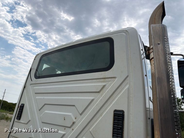 image for item FH6301 2012 International 7600 truck cab and chassis