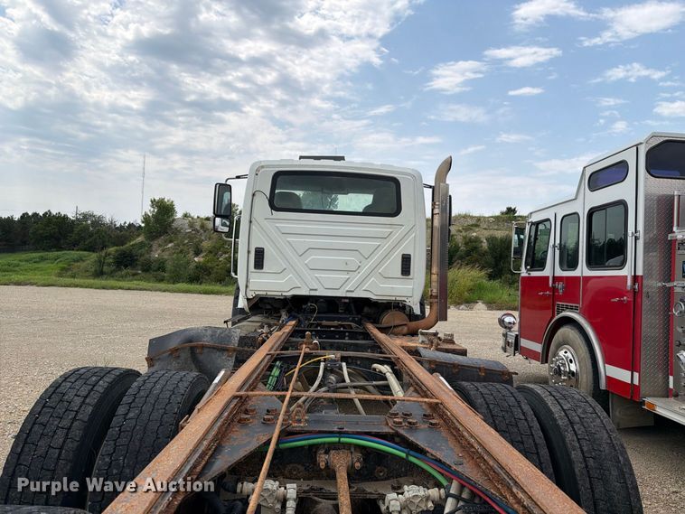 image for item FH6301 2012 International 7600 truck cab and chassis