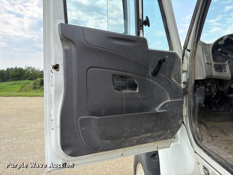image for item FH6301 2012 International 7600 truck cab and chassis