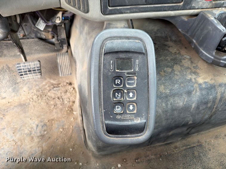 image for item FH6301 2012 International 7600 truck cab and chassis