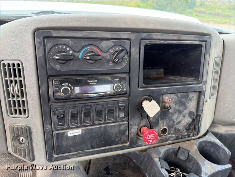 image for item FH6301 2012 International 7600 truck cab and chassis
