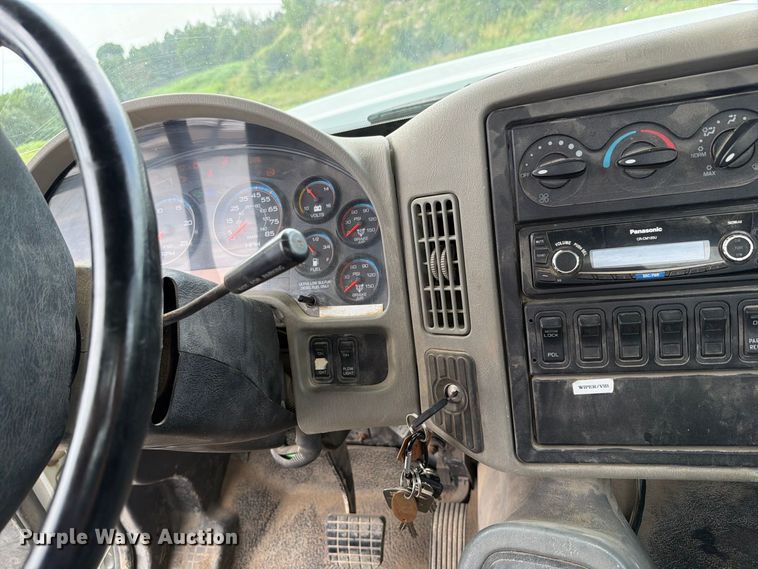 image for item FH6301 2012 International 7600 truck cab and chassis