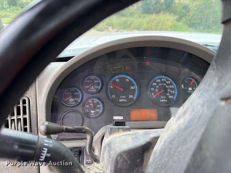 image for item FH6301 2012 International 7600 truck cab and chassis