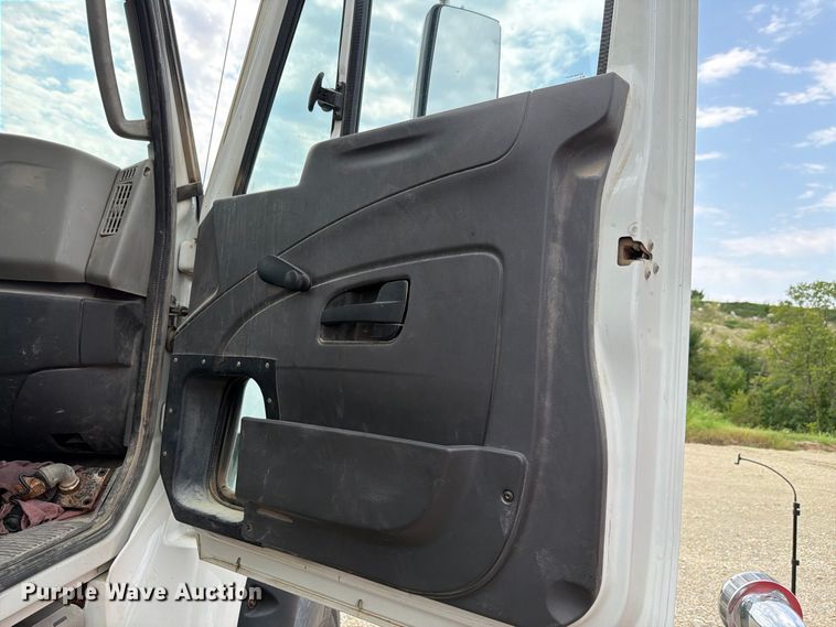 image for item FH6301 2012 International 7600 truck cab and chassis