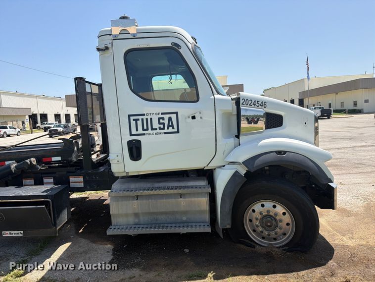 image for item FI0298 2025 Western Star 47X Chassis roll-off container truck