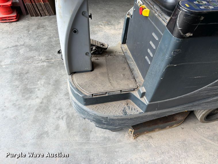 image for item FK3310 Advance Advenger 28050 floor scrubber