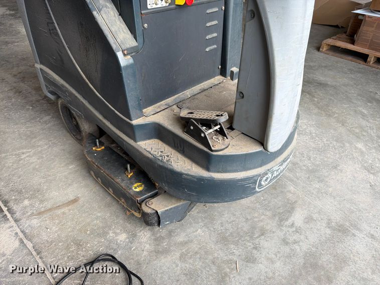 image for item FK3310 Advance Advenger 28050 floor scrubber