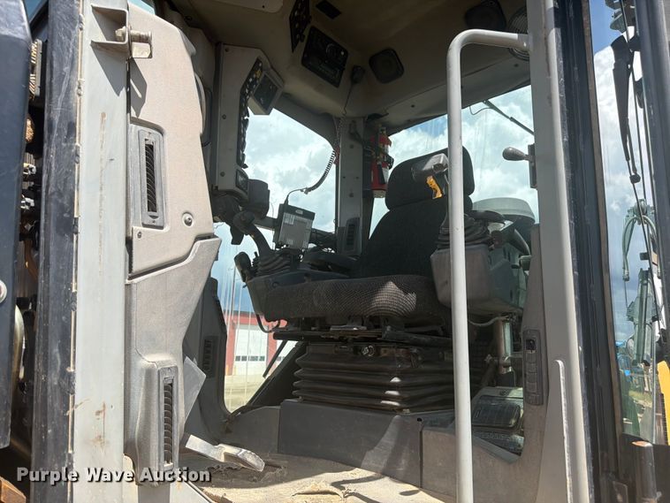 image for item FM7611 Caterpillar 160M motor grader