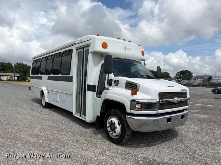image for item FN2014 2008 Chevrolet C5500 shuttle bus