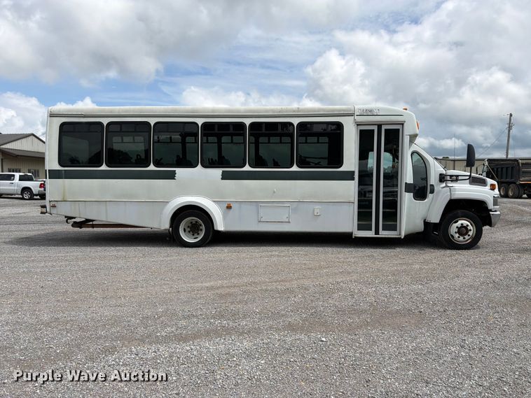 image for item FN2014 2008 Chevrolet C5500 shuttle bus