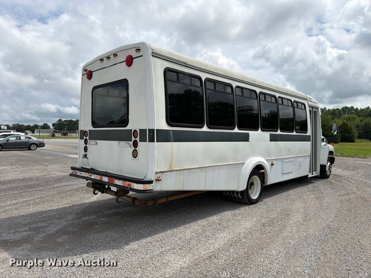 image for item FN2014 2008 Chevrolet C5500 shuttle bus