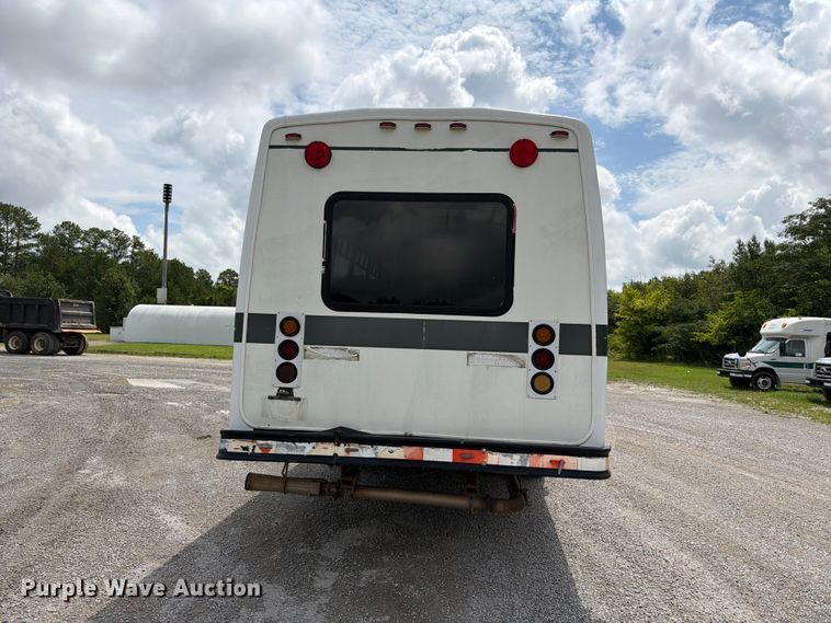 image for item FN2014 2008 Chevrolet C5500 shuttle bus