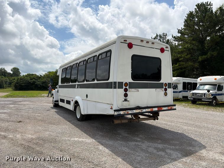 image for item FN2014 2008 Chevrolet C5500 shuttle bus