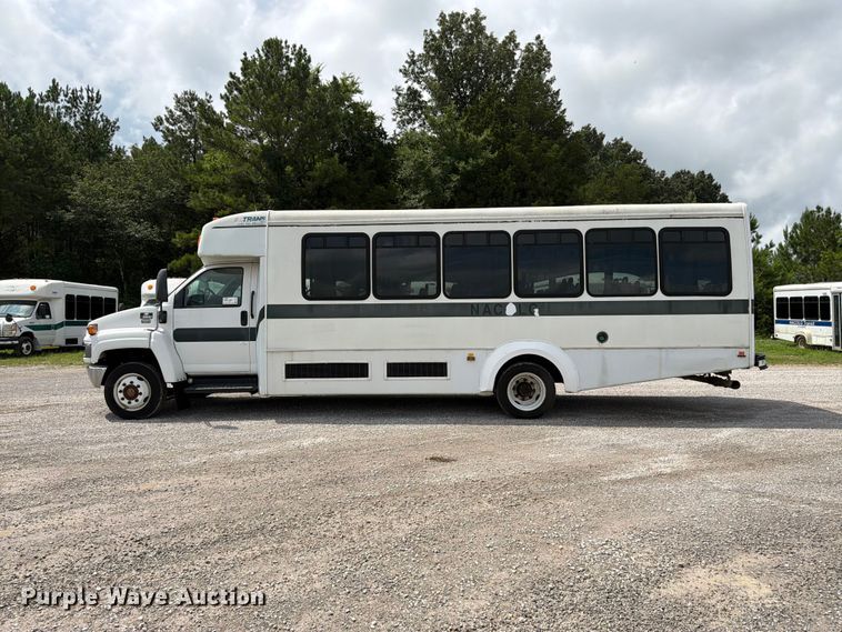 image for item FN2014 2008 Chevrolet C5500 shuttle bus