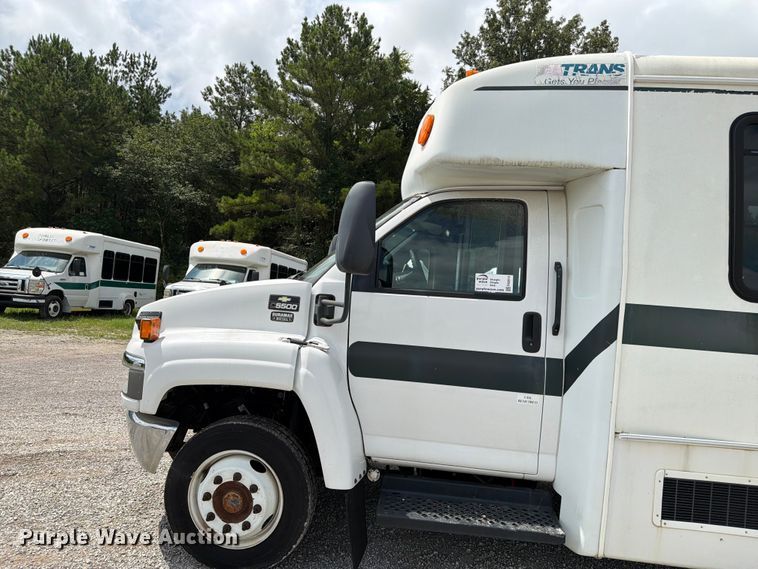 image for item FN2014 2008 Chevrolet C5500 shuttle bus