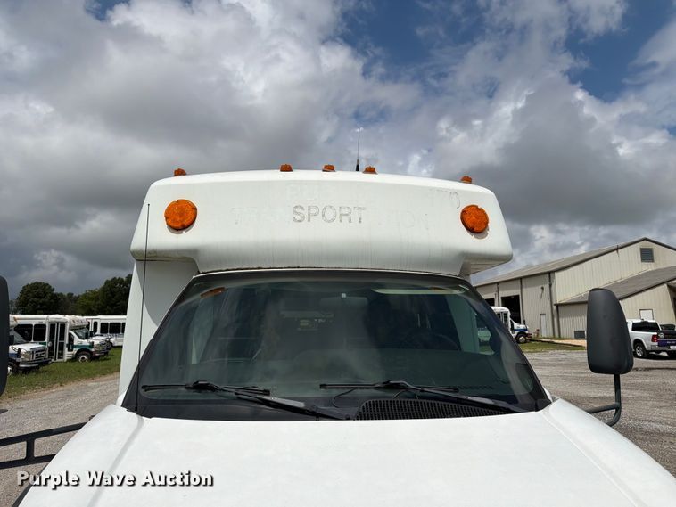 image for item FN2014 2008 Chevrolet C5500 shuttle bus