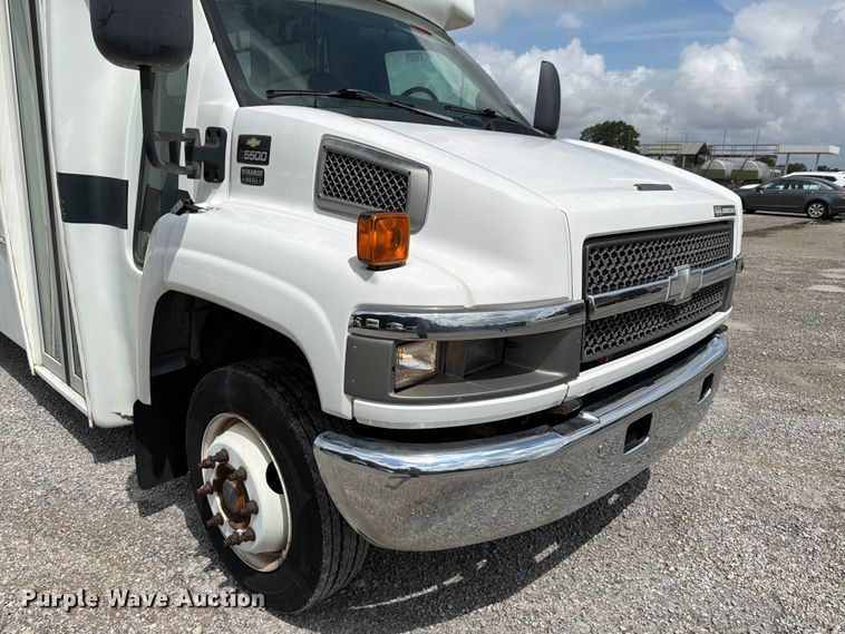 image for item FN2014 2008 Chevrolet C5500 shuttle bus