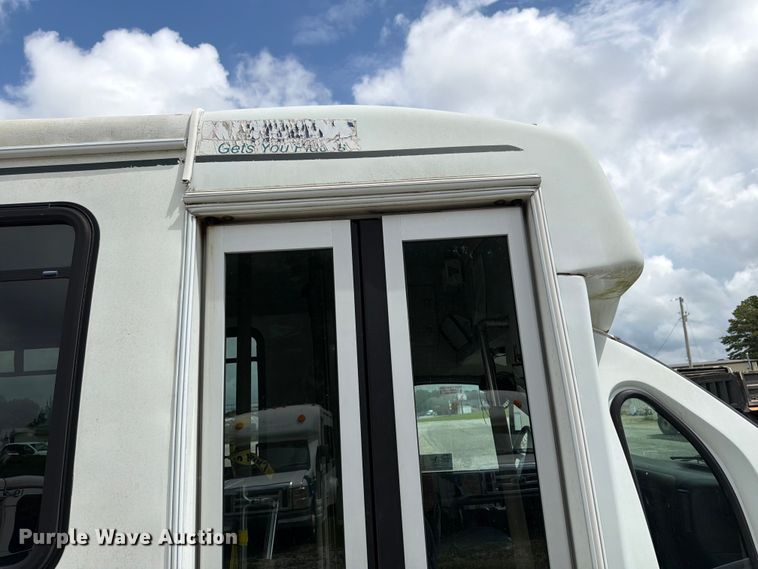image for item FN2014 2008 Chevrolet C5500 shuttle bus