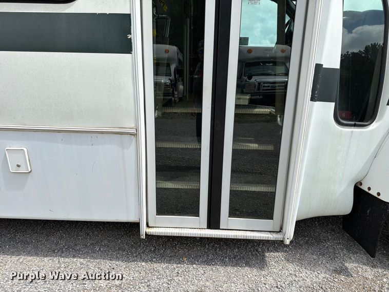 image for item FN2014 2008 Chevrolet C5500 shuttle bus