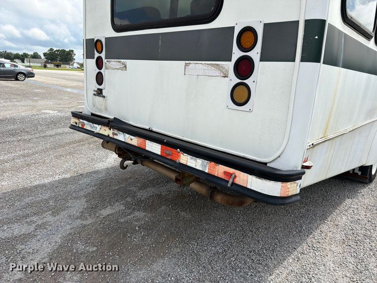 image for item FN2014 2008 Chevrolet C5500 shuttle bus