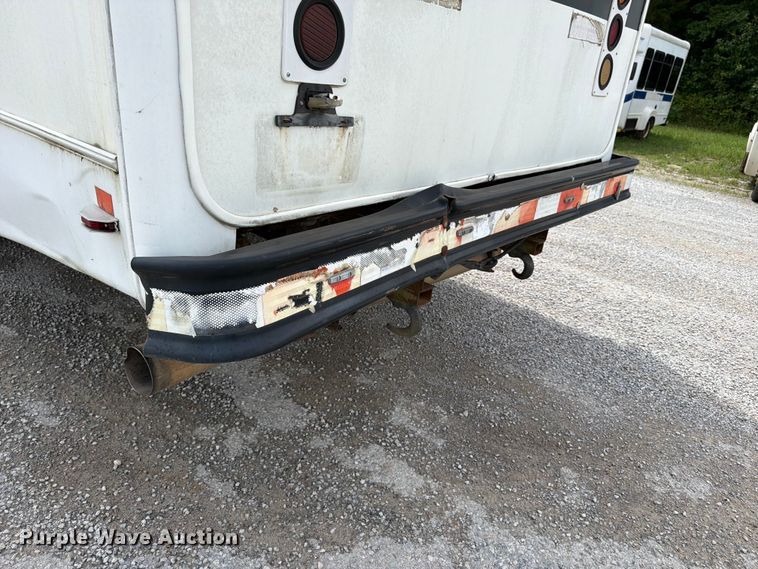 image for item FN2014 2008 Chevrolet C5500 shuttle bus