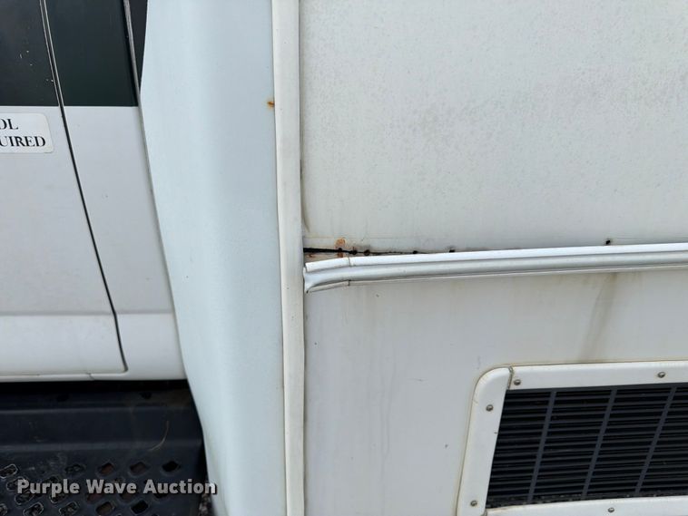 image for item FN2014 2008 Chevrolet C5500 shuttle bus