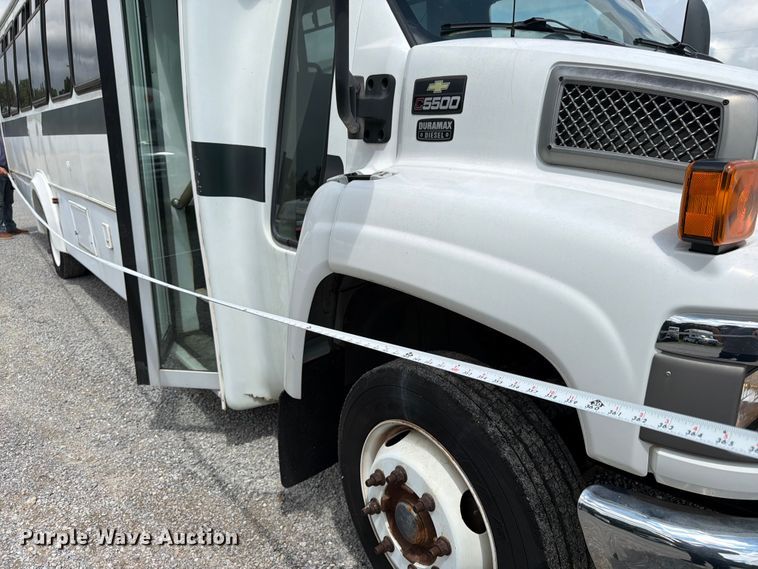 image for item FN2014 2008 Chevrolet C5500 shuttle bus