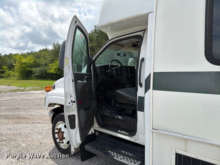 image for item FN2014 2008 Chevrolet C5500 shuttle bus