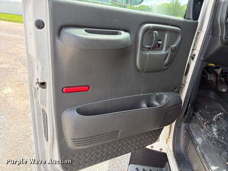 image for item FN2014 2008 Chevrolet C5500 shuttle bus