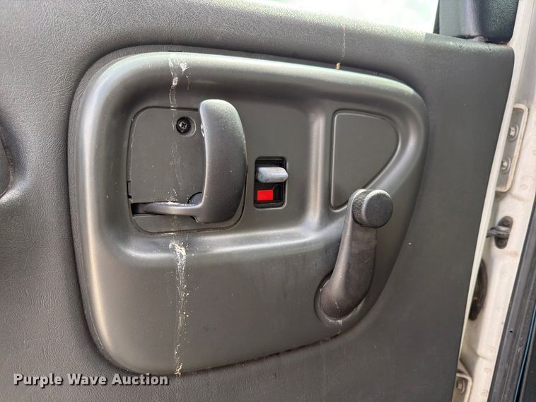 image for item FN2014 2008 Chevrolet C5500 shuttle bus
