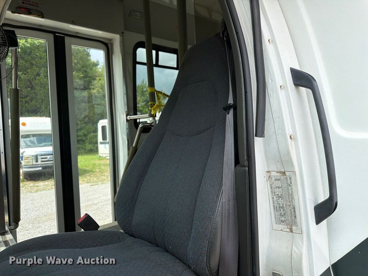 image for item FN2014 2008 Chevrolet C5500 shuttle bus