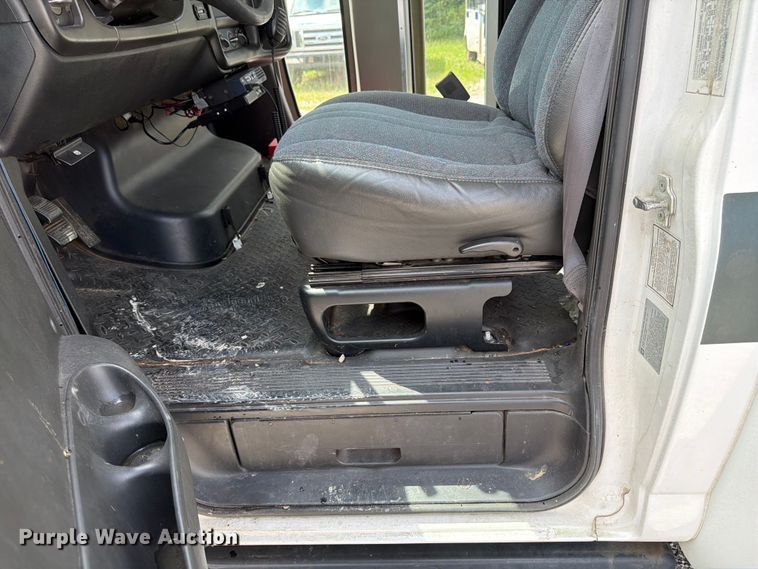 image for item FN2014 2008 Chevrolet C5500 shuttle bus