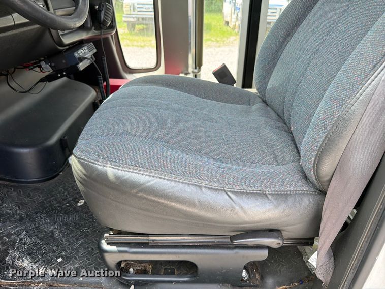 image for item FN2014 2008 Chevrolet C5500 shuttle bus