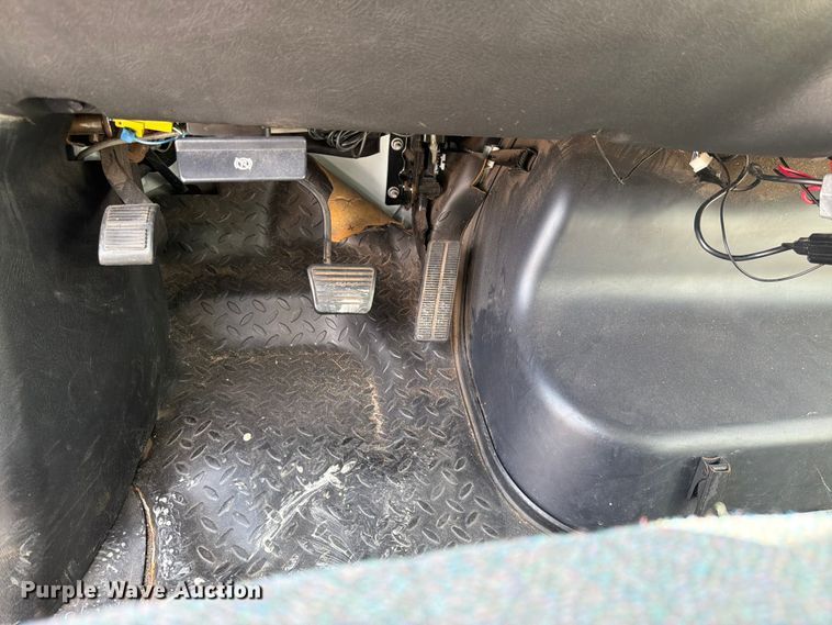 image for item FN2014 2008 Chevrolet C5500 shuttle bus