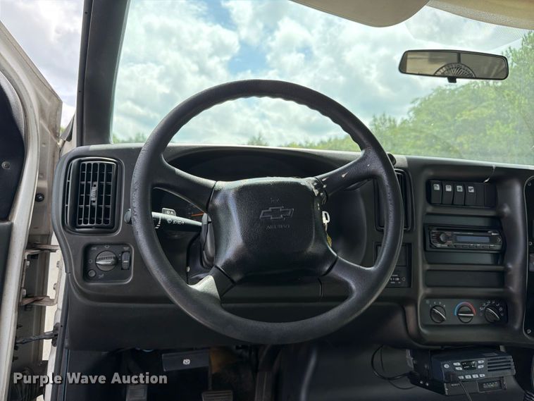 image for item FN2014 2008 Chevrolet C5500 shuttle bus