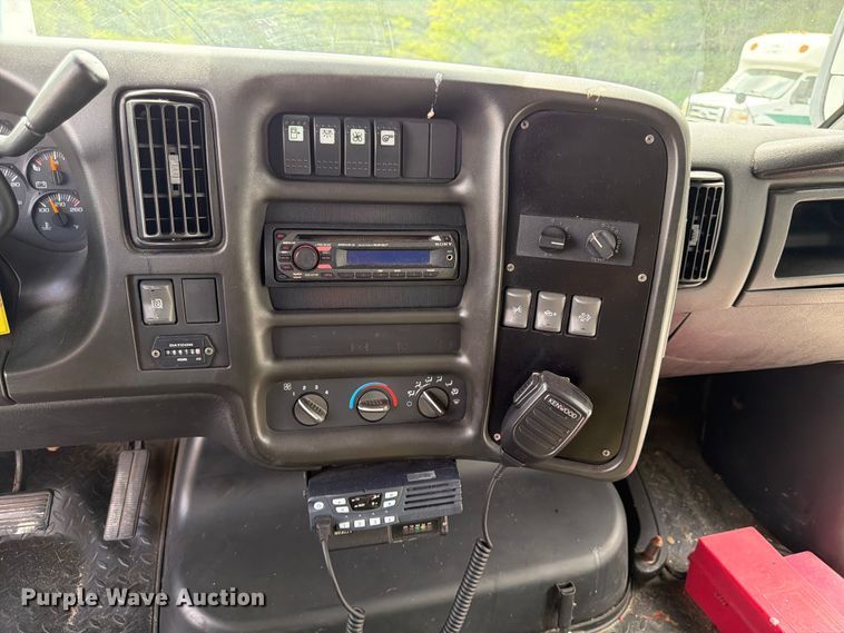 image for item FN2014 2008 Chevrolet C5500 shuttle bus