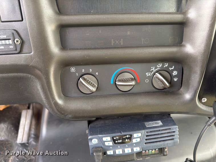 image for item FN2014 2008 Chevrolet C5500 shuttle bus