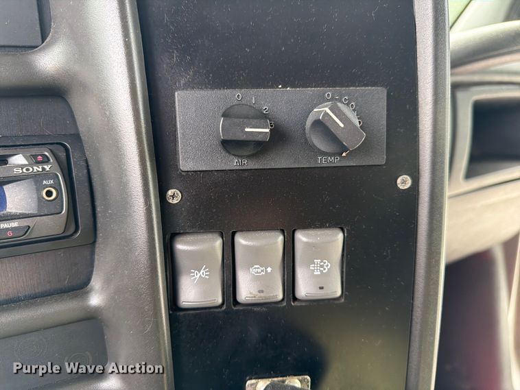 image for item FN2014 2008 Chevrolet C5500 shuttle bus