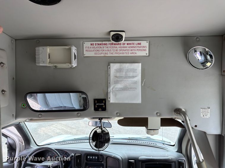image for item FN2014 2008 Chevrolet C5500 shuttle bus