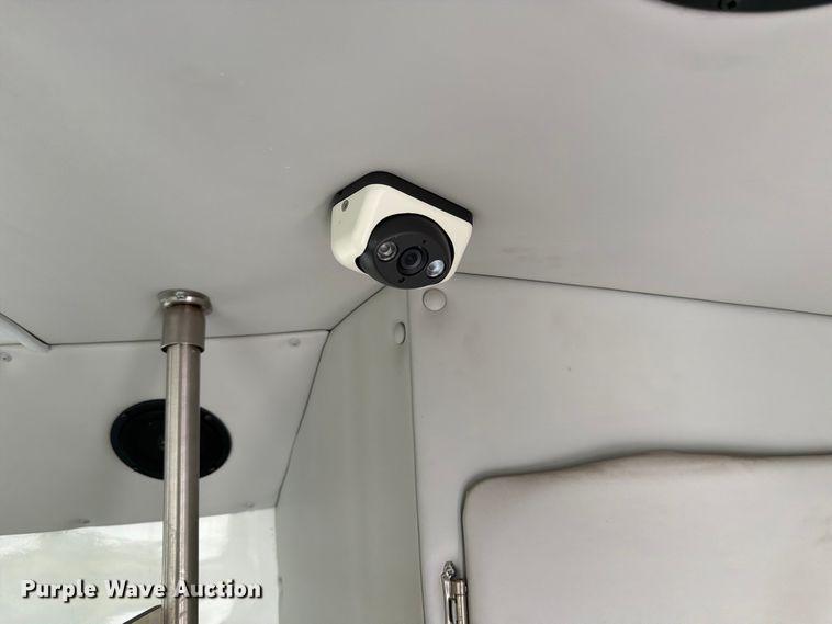 image for item FN2014 2008 Chevrolet C5500 shuttle bus